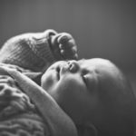schwarz weiß babyfotografie