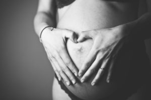 schwangerschaftsfotoshooting schwarz weiss berlin